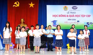 Trao 81 suất học bổng và 200 phần quà cho học sinh có hoàn cảnh khó khăn