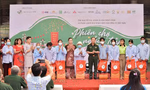 Tết sớm đến với người bệnh nghèo