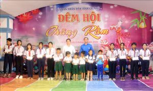 Tỉnh Cà Mau trao học bổng hỗ trợ học sinh vượt khó