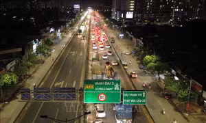 Gần 23h, ùn ứ kéo dài hàng cây số trên đường Vành đai 3