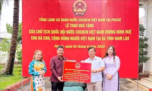 Trao quà của Chủ tịch Quốc hội cho bà con Việt Nam tại 4 tỉnh Nam Lào