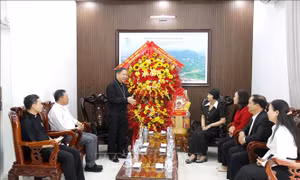 Thăm hỏi, chúc mừng đồng bào Công giáo nhân dịp Lễ Phục sinh