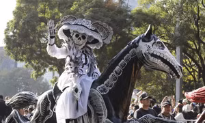 Sắc màu cuộc sống: Rực rỡ lễ hội diễu hành 'Ngày của người chết' ở Mexico