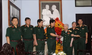 Đại tướng Lương Cường chúc mừng sinh nhật lần thứ 100 của Đại tướng Nguyễn Quyết
