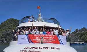 Phu nhân, phu quân đại biểu dự Hội nghị ABAC III thích thú với vẻ đẹp của vịnh Lan Hạ, đảo Cát Bà