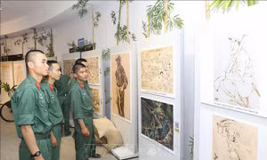 Khai mạc triển lãm 'Từ ký họa chiến trường đến sắc màu đương đại'