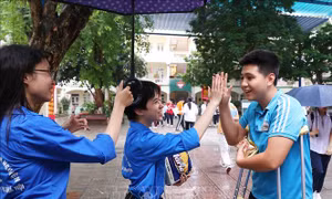 'Áo xanh chở ước mơ hồng' tiếp sức mùa thi