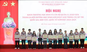 Khen thưởng, động viên học sinh và giáo viên đạt thành tích xuất sắc