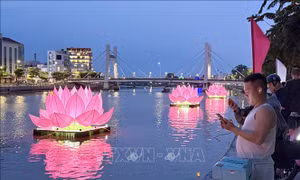 Lung linh đêm hoa đăng trên sông Cà Ty