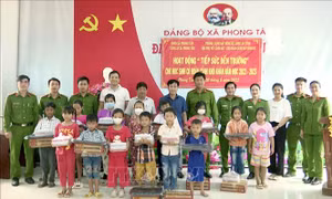 Trao tặng quà cho người dân có hoàn cảnh khó khăn và học sinh nghèo Bạc Liêu