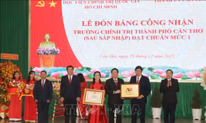 Trường Chính trị thành phố Cần Thơ đón Bằng công nhận đạt chuẩn mức 1