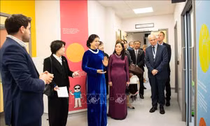 Phu nhân Tổng Bí thư Ngô Phương Ly thăm Bệnh viện Nhi Evelina London
