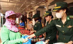 Mang Tết ấm tới người dân vùng biên