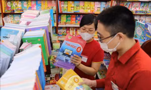 Người dân kỳ vọng khi giảm giá sách giáo khoa trước năm học mới