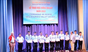 Trao học bổng Vallet tặng học sinh, sinh viên 7 tỉnh miền Trung và Tây Nguyên