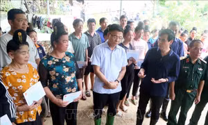 Phó Thủ tướng Lê Thành Long thăm, tặng quà nhân dân vùng ngập lụt Phiêng Nghè