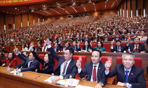 Các đại biểu biểu quyết thông qua danh sách bầu cử Ban Chấp hành Trung ương Đảng khóa XIV