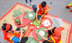 Giỗ Tổ Hùng Vương 2023: Hấp dẫn hội thi làm bánh chưng, bánh giầy