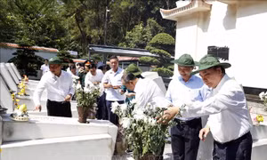 Chủ tịch nước dâng hương tưởng nhớ các Anh hùng Liệt sĩ tại Ngã ba Đồng Lộc