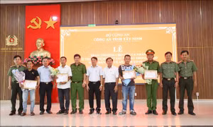 Khen thưởng người dân dũng cảm truy bắt cướp