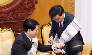 Chủ tịch nước Lương Cường cùng Tổng Bí thư, Chủ tịch nước Thongloun Sisoulith dự lễ buộc chỉ theo truyền thống Lào
