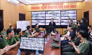 Chủ tịch nước Lương Cường thăm Trung tâm thông tin chỉ huy Công an Phú Thọ