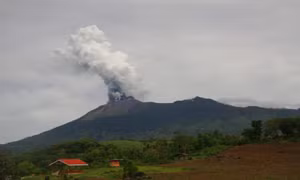 Núi lửa ở Philippines phun trào tro bụi cao hàng nghìn mét