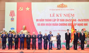 Ủy ban Kinh tế và Tài chính của Quốc hội đón nhận Huân chương Độc lập hạng Nhì