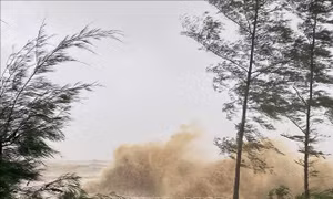 Người dân Hà Tĩnh lo lắng khi sóng lớn liên tục đánh mạnh vào tuyến đê biển