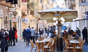 Rome siết chặt quản lý vỉa hè
