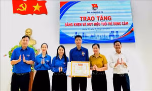 Trao Huy hiệu 'Tuổi trẻ dũng cảm' cho nam sinh cứu người đuối nước
