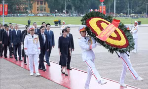 Thủ tướng Nhật Bản đặt vòng hoa viếng Chủ tịch Hồ Chí Minh và Đài tưởng niệm các Anh hùng liệt sỹ