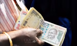 Đồng rupee của Ấn Độ chạm mức thấp kỷ lục do lo ngại giá dầu leo thang
