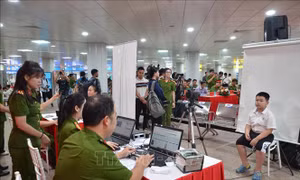 Cấp thẻ căn cước lưu động tại nhà ga Metro Bến Thành - Suối Tiên