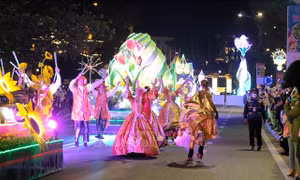 Sôi động Lễ hội Carnaval đường phố ven hồ Xuân Hương