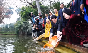 Chủ tịch nước Lương Cường thả cá chép tiễn ông Công, ông Táo