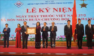 Bệnh viện Trung ương Thái Nguyên đón nhận Huân chương Độc lập hạng Nhì