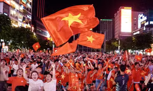 Người hâm mộ TP Hồ Chí Minh ăn mừng Việt Nam vào chung kết ASEAN Cup 2026 