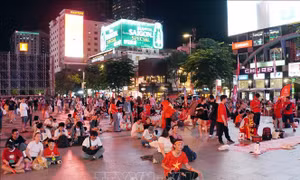 Người hâm mộ TP Hồ Chí Minh 'tiếp lửa' cho đội tuyển Việt Nam