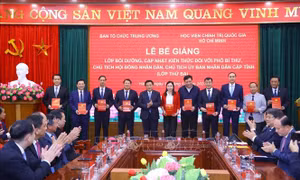 Bế giảng lớp cập nhật kiến thức đối với Phó Bí thư, Chủ tịch HĐND, UBND cấp tỉnh