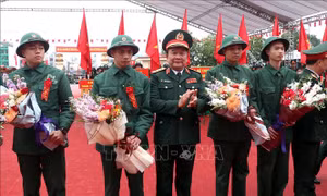 Thứ trưởng Bộ Quốc phòng Hoàng Xuân Chiến dự lễ giao nhận quân tại tỉnh Hưng Yên