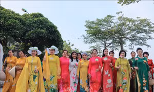 Xác lập kỷ lục 'Số người mặc áo dài truyền thống có họa tiết họa sen nhiều nhất Việt Nam'