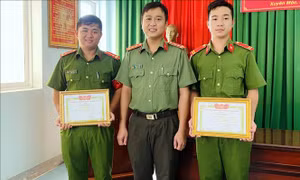 Hai chiến sĩ Cảnh sát phòng cháy, chữa cháy dũng cảm cứu người
