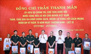 Chủ tịch Quốc hội tri ân các Anh hùng Liệt sỹ, người có công tại tỉnh Thái Nguyên