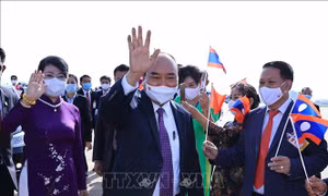 Chủ tịch nước Nguyễn Xuân Phúc tới Viêng Chăn, bắt đầu thăm hữu nghị chính thức Lào