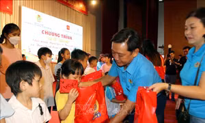 Vui Tết thiếu nhi cùng con em công nhân lao động
