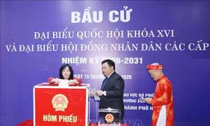 Chủ tịch Ủy ban Trung ương MTTQ Việt Nam bỏ phiếu bầu cử tại phường Xuân Đỉnh, Hà Nội