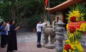Các đồng chí lãnh đạo Quốc hội dâng hương tại Hang tám Thanh niên xung phong