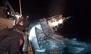 Thái Lan bắt đầu trục vớt tàu hộ tống HTMS Sukhothai