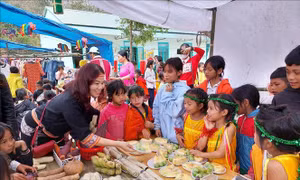 Mang Tết đến với học sinh vùng khó khăn